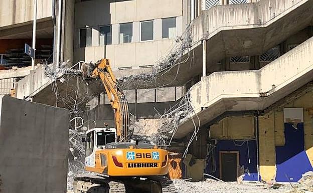 derribo de las escaleras de acceso al anillo superior del graderío