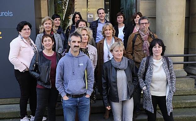Representantes de centros escolares, asociaciones de madres y padres y sindicatos, esta mañana ante el Koldo Mitxelena. 