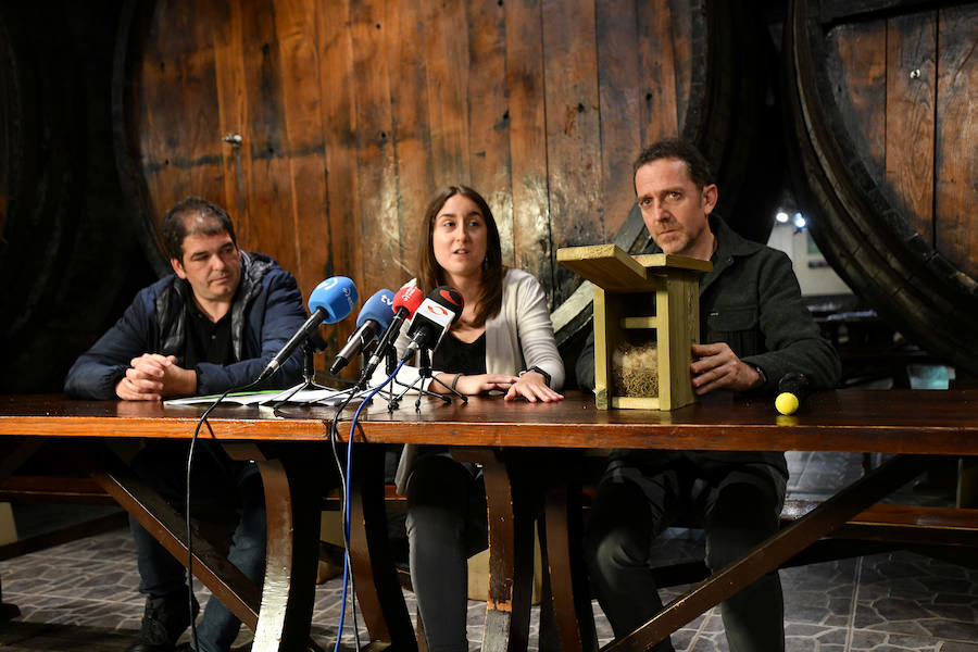 Sagardotegis y txakolindegis del territorio participan junto al Departamento de Ornitología de Aranzadi en un proyecto piloto para controlar las plagas de forma biológica 