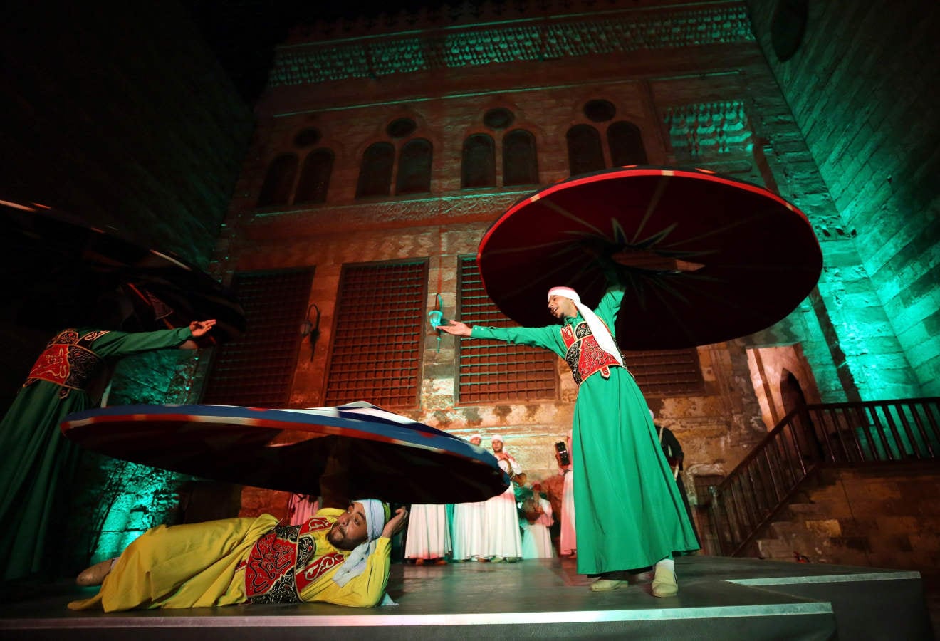 Bailarines egipcios hacen girar una falda de tanoura durante el Festival Ramadán en el Palacio de Al Ghoury, en El Cairo (Egipto). Al Tanoura suele ser bailada por musulmanes sufíes y es una práctica espiritual donde girar y descartar tres faldas representa el movimiento circular del mundo. 