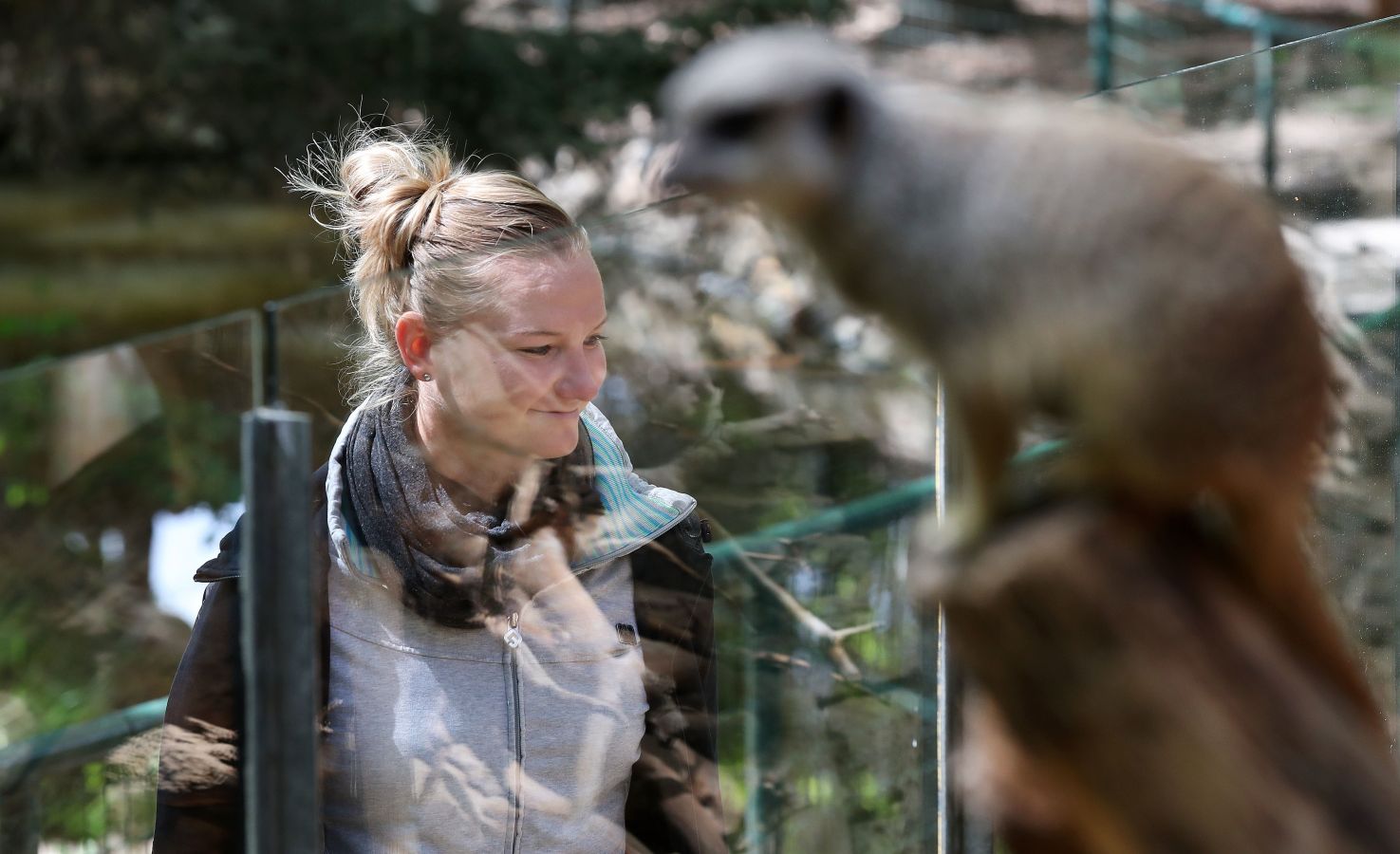 Alexandra Popov, capitana de la selección alemana que disputará el próximo Mundial, visita a los animales del parque de Essehof, donde se formó como cuidadora, para despejar su cabeza antes de la cita mundialista en Francia. 