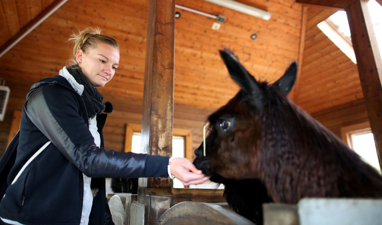 Alexandra Popov, capitana de la selección alemana que disputará el próximo Mundial, visita a los animales del parque de Essehof, donde se formó como cuidadora, para despejar su cabeza antes de la cita mundialista en Francia. 