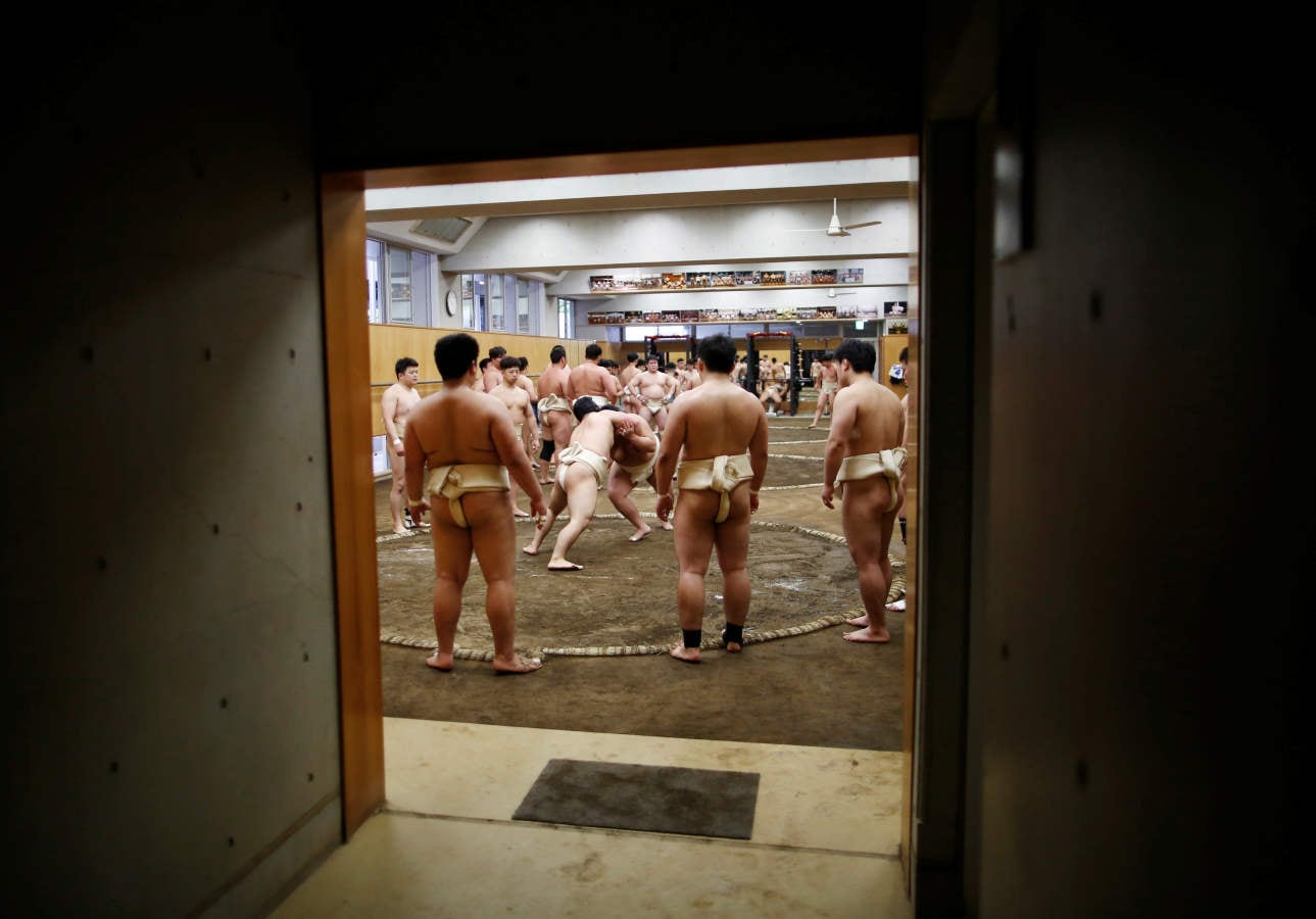Los estudiantes universitarios trabajan en el club de lucha de Sumo en la Universidad de Ciencias del Deporte Nippon en Tokio. El sumo es 