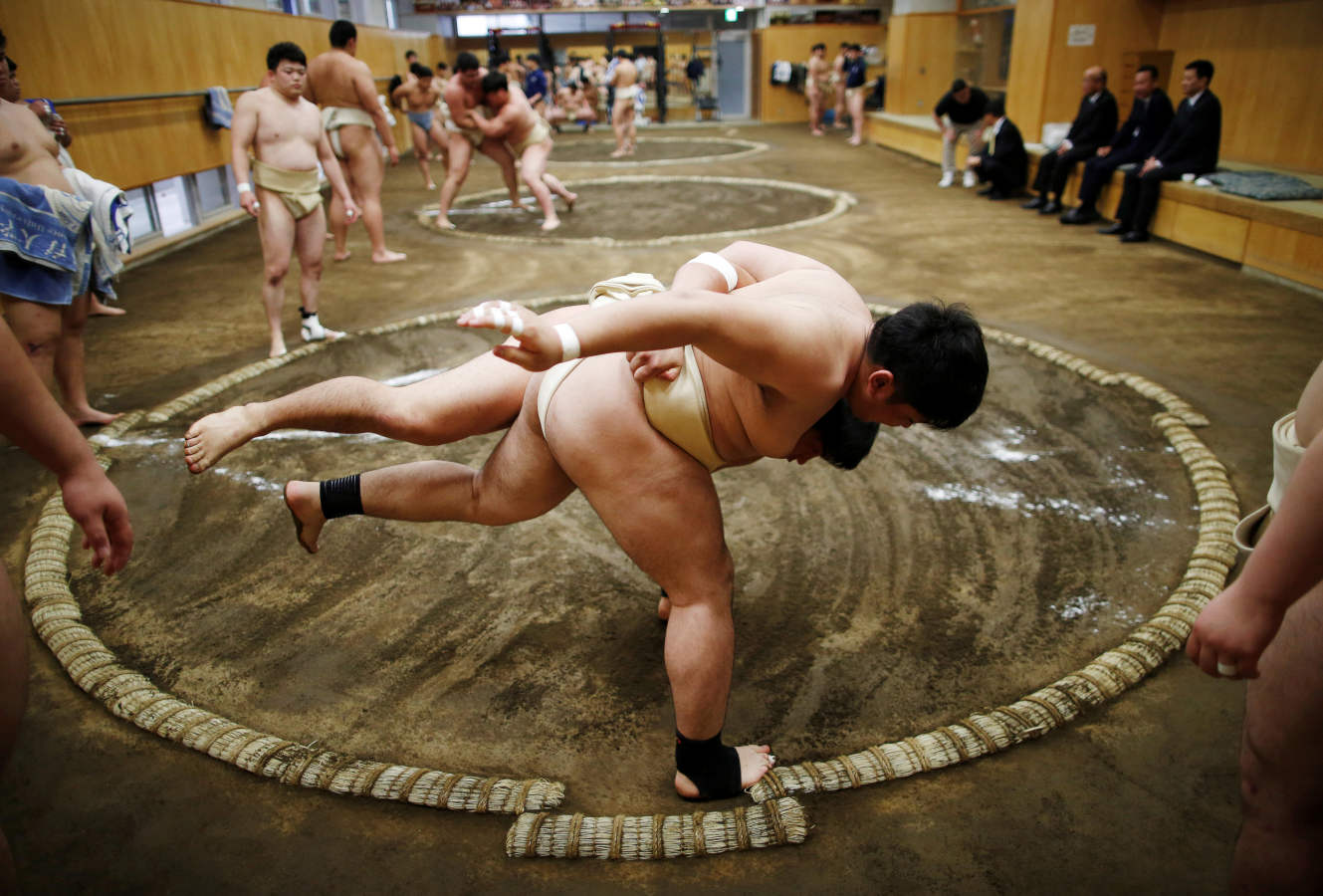 Los estudiantes universitarios trabajan en el club de lucha de Sumo en la Universidad de Ciencias del Deporte Nippon en Tokio. El sumo es 