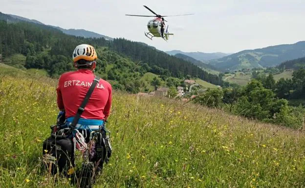 El helicóptero de la Ertzaintza llega al lugar donde se ha producido el fallecimiento del peregrino francés.