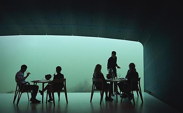 El comedor se encuentra en la parte sumergida del cubo, en la costa de Baly (Noruega). 