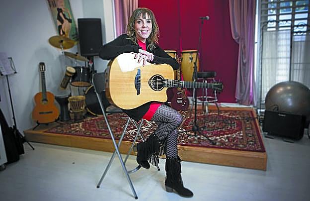 Amaia Adin en su taller de canto y voz, un lugar en el que aprender el oficio de cantante.