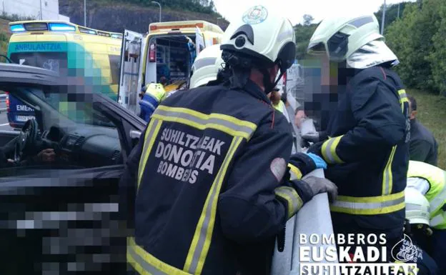 Bomberos realizan labores de rescate.