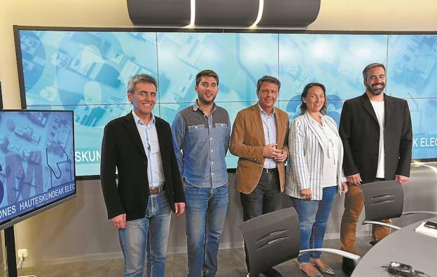 Los candidatos a la alcaldía de Irun Xabier Iridoy, David Soto, José Antonio Santano, Muriel Larrea y Jokin Melida. 