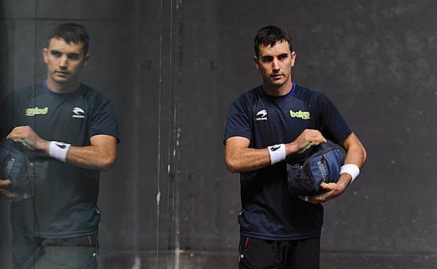 Mikel Urrutikoetxea, al lado del rebote de cristal del Bizkaia tras concluir la prueba de ayer.