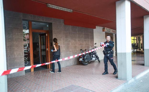 Detenido el presunto homicida de una mujer que fue asaltada en su portal por dos jóvenes en Vitoria