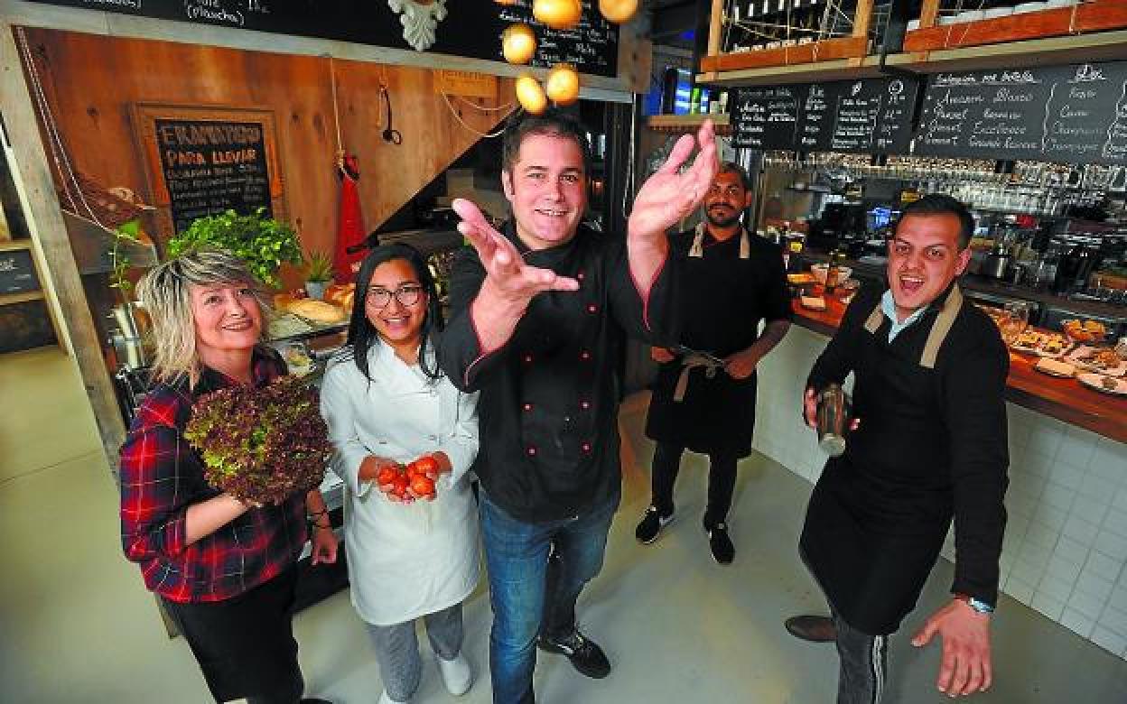 El equipo del Baratze, pilotado por Itxaro Gallastegi en la barra y Unai Altuna al fogón.