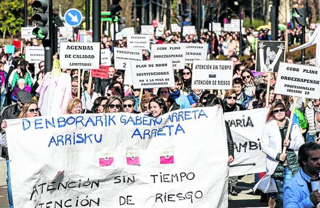 Manifestación de los profesionales de Atención Primaria celebrada en Vitoria.
