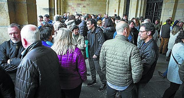 Concentración. Funcionarios municipales protestaron ayer en los arkupes. 