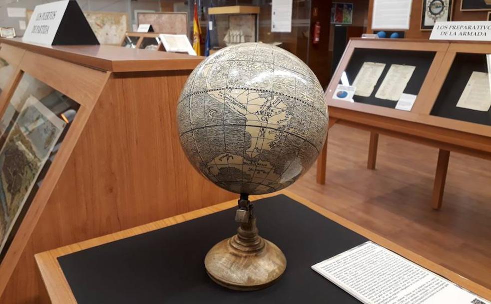 Mapa de las Indias Orientales en el que aparecen las Molucas perdidas en un laberinto de islotes y arrecifes bajo pabellón portugués.