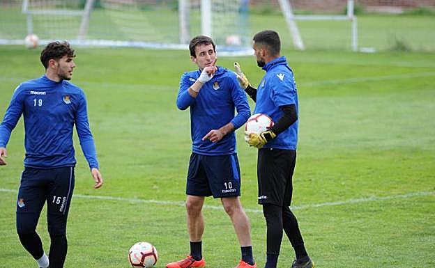 Mikel Oyarzabal conversa con Miguel Ángel Moya.