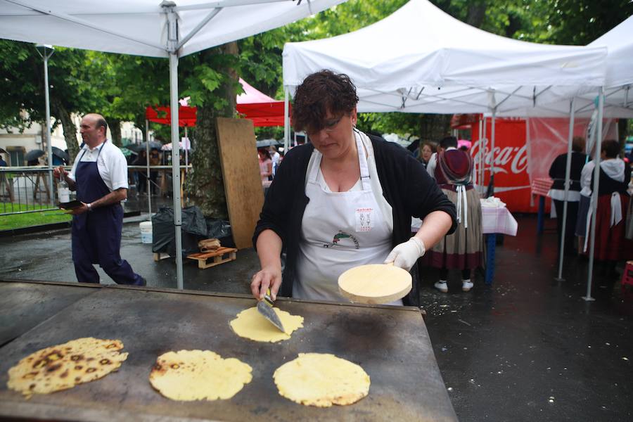 la gran fiesta del 30 de junio ya está prendida: el Alardealdia, la jornada que organiza la Junta de Mandos del Alarde tradicional, se ha celebrado sin que la llovizna calara en las ganas de fiesta de muchísimos irundarras. 