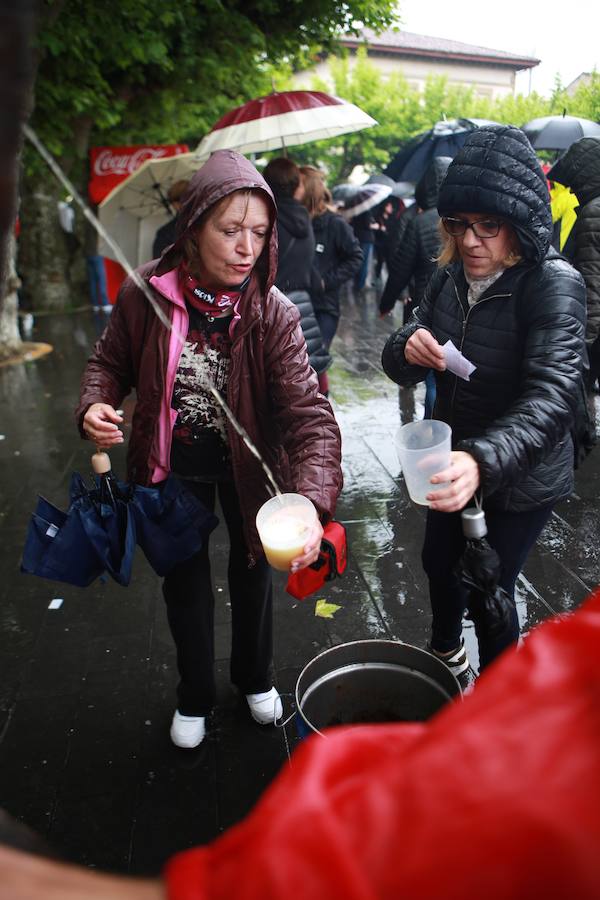 la gran fiesta del 30 de junio ya está prendida: el Alardealdia, la jornada que organiza la Junta de Mandos del Alarde tradicional, se ha celebrado sin que la llovizna calara en las ganas de fiesta de muchísimos irundarras. 