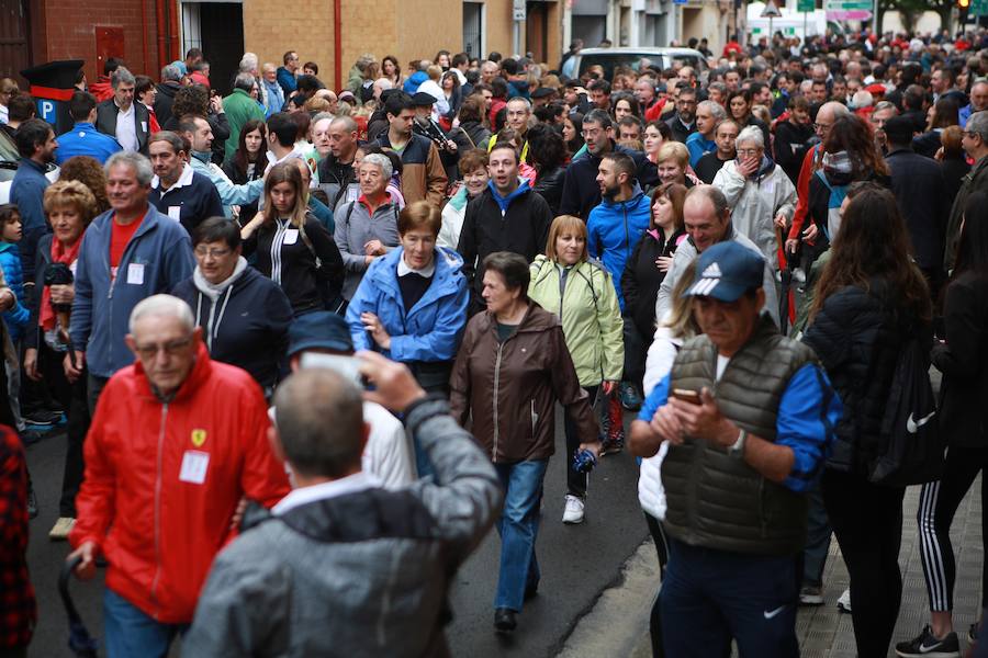 la gran fiesta del 30 de junio ya está prendida: el Alardealdia, la jornada que organiza la Junta de Mandos del Alarde tradicional, se ha celebrado sin que la llovizna calara en las ganas de fiesta de muchísimos irundarras. 