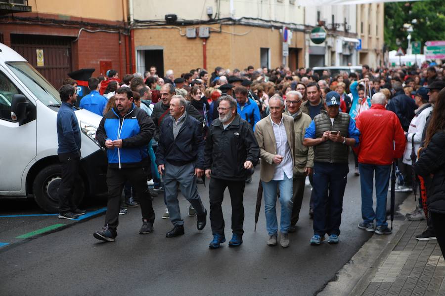 la gran fiesta del 30 de junio ya está prendida: el Alardealdia, la jornada que organiza la Junta de Mandos del Alarde tradicional, se ha celebrado sin que la llovizna calara en las ganas de fiesta de muchísimos irundarras. 