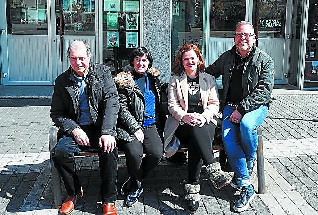 Zelai Arizti. Algunos de los Amigos de la ópera de Zumarraga y Urretxu.
