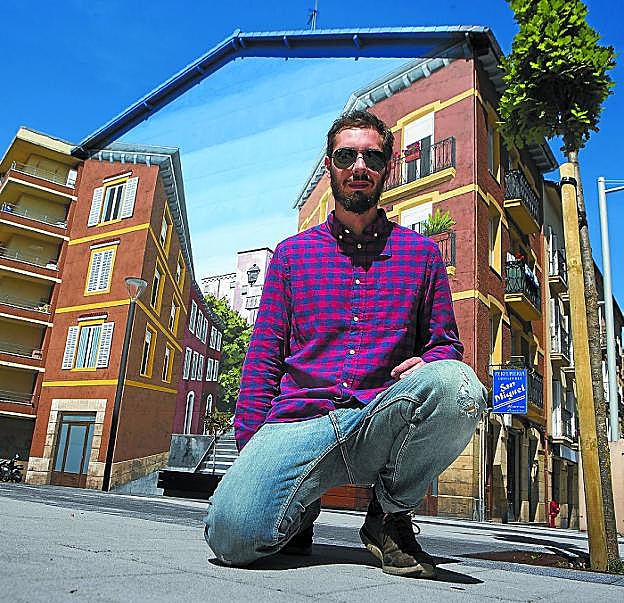 Luis Olaso, ante el mural que han pintado él y Óscar Martín en la plaza San Miguel.