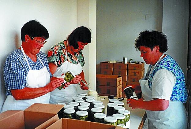 Las primeras baserritarras que participaron en la conservera Jakion, en 1997 en plena labor. 