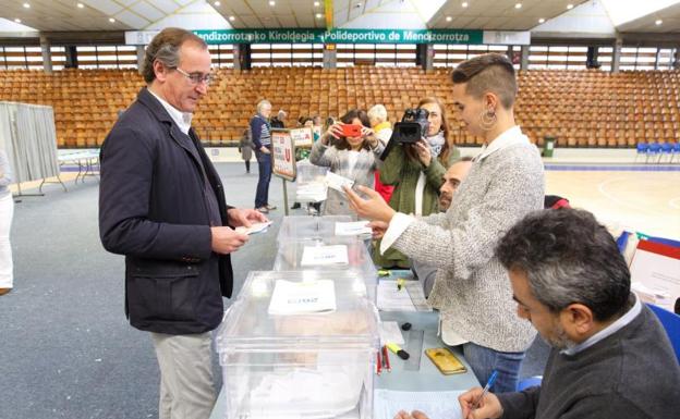 El presidente del PP del País Vasco, Alfonso Alonso, elige su papeleta en un colegio electoral de Vitoria,