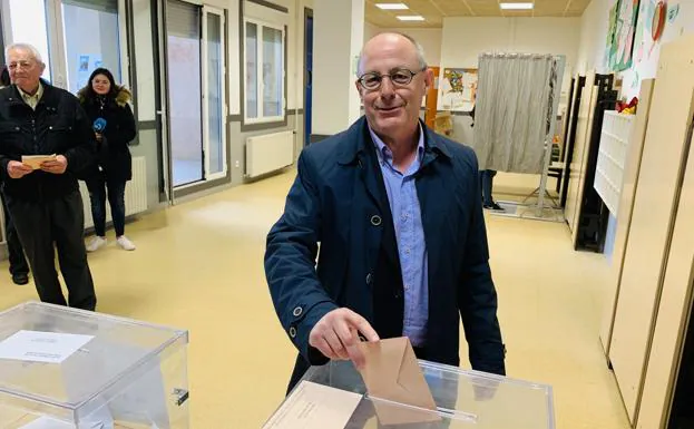 Juan Karlos Izagirre, en su colegio electoral en Igeldo