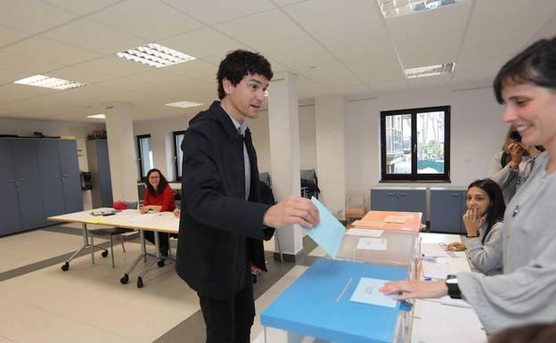 Votantes en un colegio de Durango. 