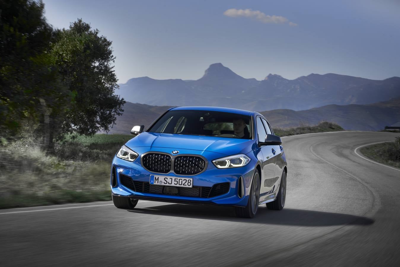 BMW empezará a vender el nuevo Serie 1 en octubre. Se trata de la tercera generación del compacto germano, ahora con tracción delantera lo que permite mayor capacidad interior y más volumen de maletero.