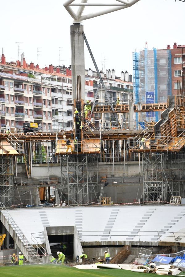 La futura grada familiar va cogiendo forma y los operarios comienzan la construcción del anillo superior de la grada Norte 