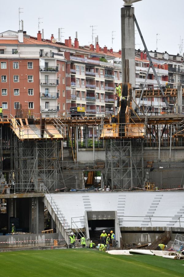 La futura grada familiar va cogiendo forma y los operarios comienzan la construcción del anillo superior de la grada Norte 