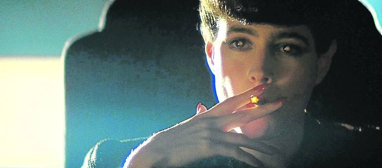 Porvenir imposible. Rachel fuma cuando se somete al test Voight Kampff. Para comunicarse con Rachel, Deckard usa una cabina telefónica con videollamada cuando nosotros podemos hacer lo mismo desde nuestros móviles. Ella fuma en interiores -y no es el único personaje que lo hace-, algo prohibido en muchos países desde hace años.