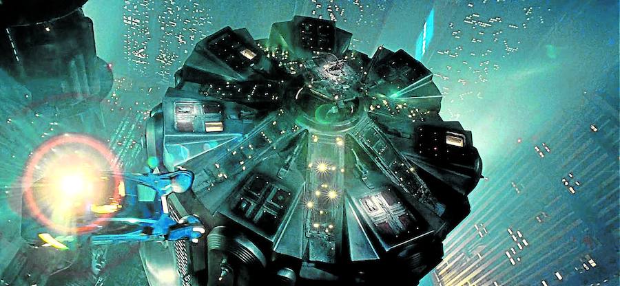 Megalópolis de cemento y acero. Los Ángeles es una ciudad sin sitio para la naturaleza, con edificios superpuestos y agolpados entre los que circulan coches voladores.