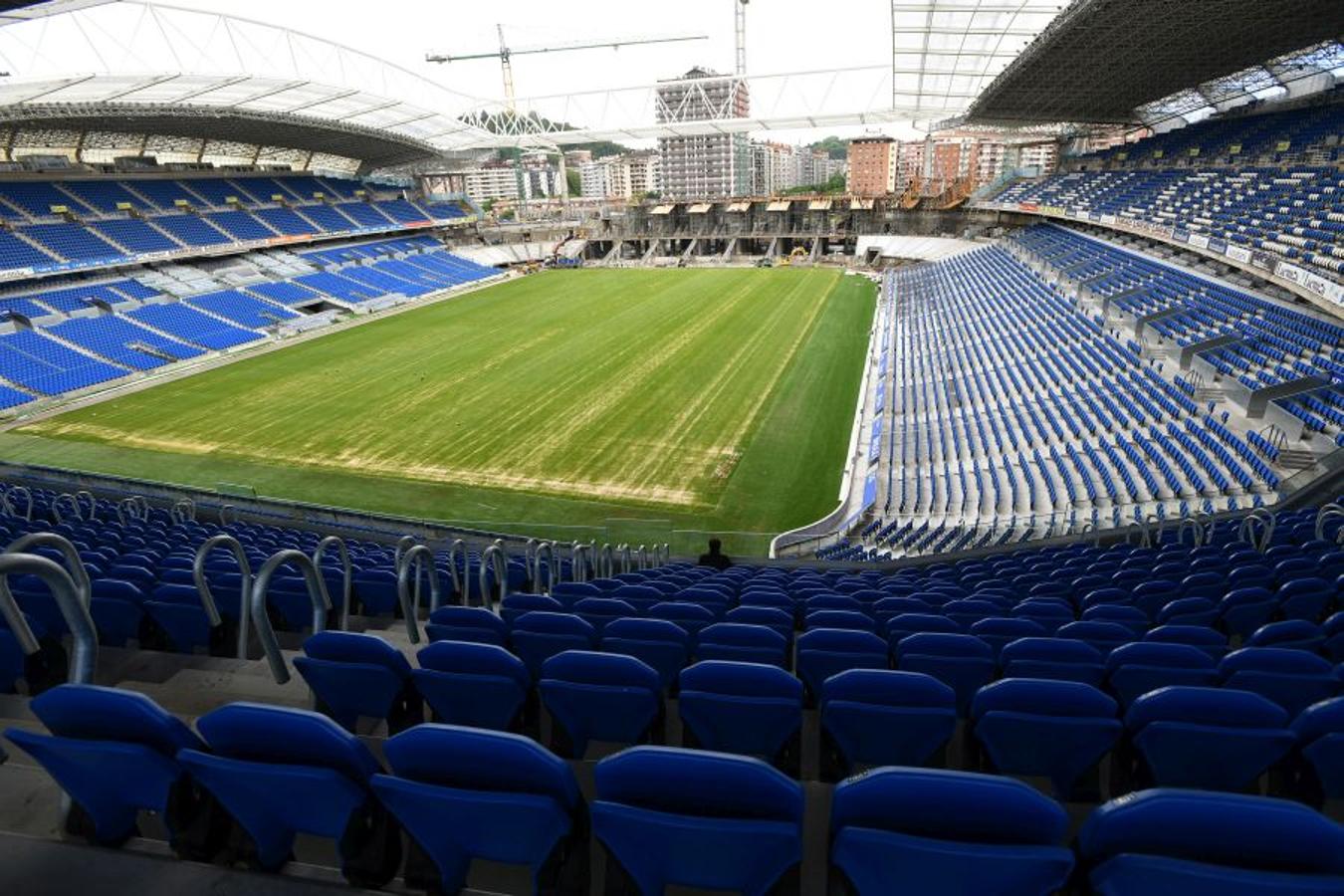 La futura grada familiar va cogiendo forma y los operarios comienzan la construcción del anillo superior de la grada Norte 