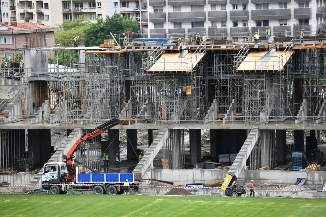 La futura grada familiar va cogiendo forma y los operarios comienzan la construcción del anillo superior de la grada Norte 
