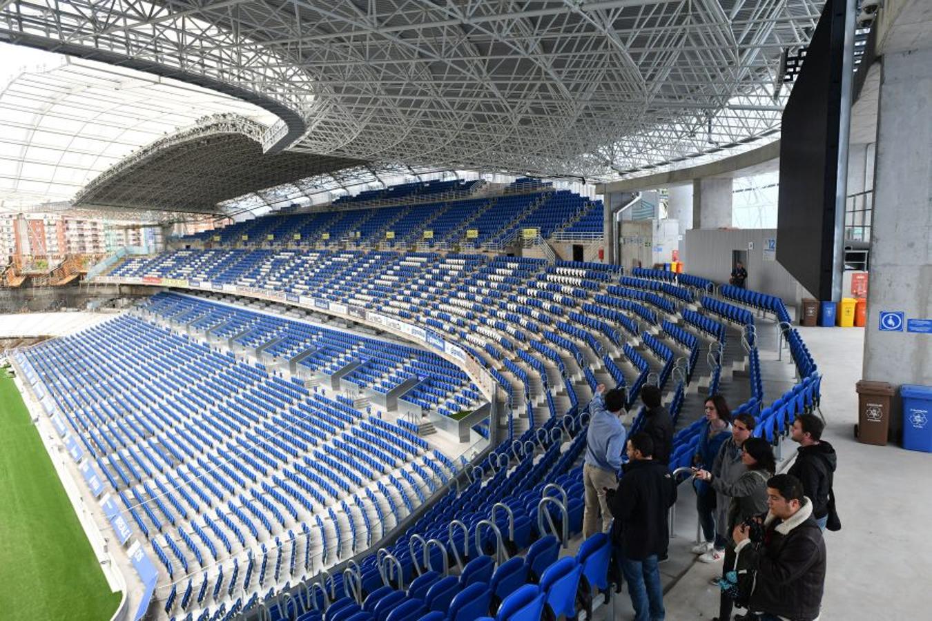 La futura grada familiar va cogiendo forma y los operarios comienzan la construcción del anillo superior de la grada Norte 