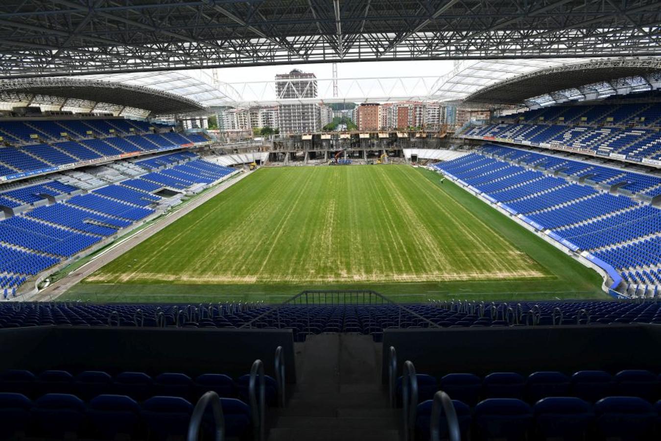 La futura grada familiar va cogiendo forma y los operarios comienzan la construcción del anillo superior de la grada Norte 