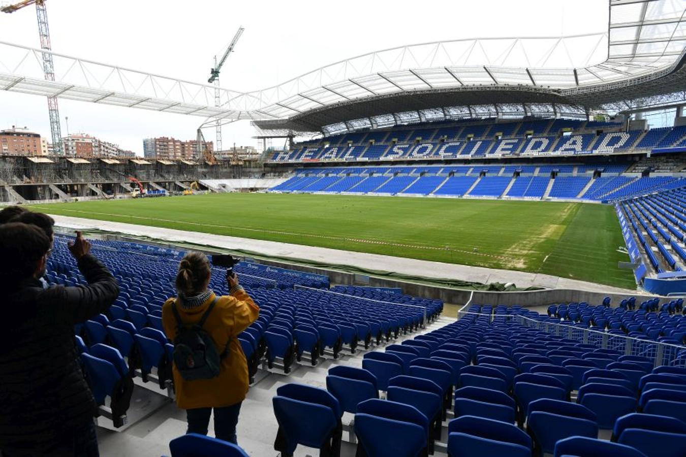 La futura grada familiar va cogiendo forma y los operarios comienzan la construcción del anillo superior de la grada Norte 