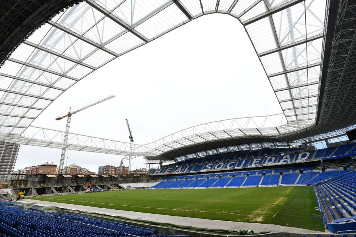 La futura grada familiar va cogiendo forma y los operarios comienzan la construcción del anillo superior de la grada Norte 