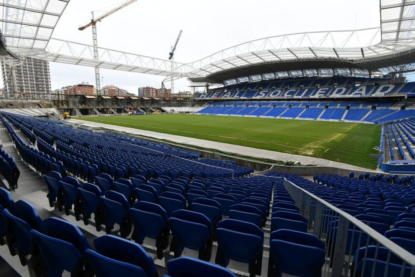 La futura grada familiar va cogiendo forma y los operarios comienzan la construcción del anillo superior de la grada Norte 