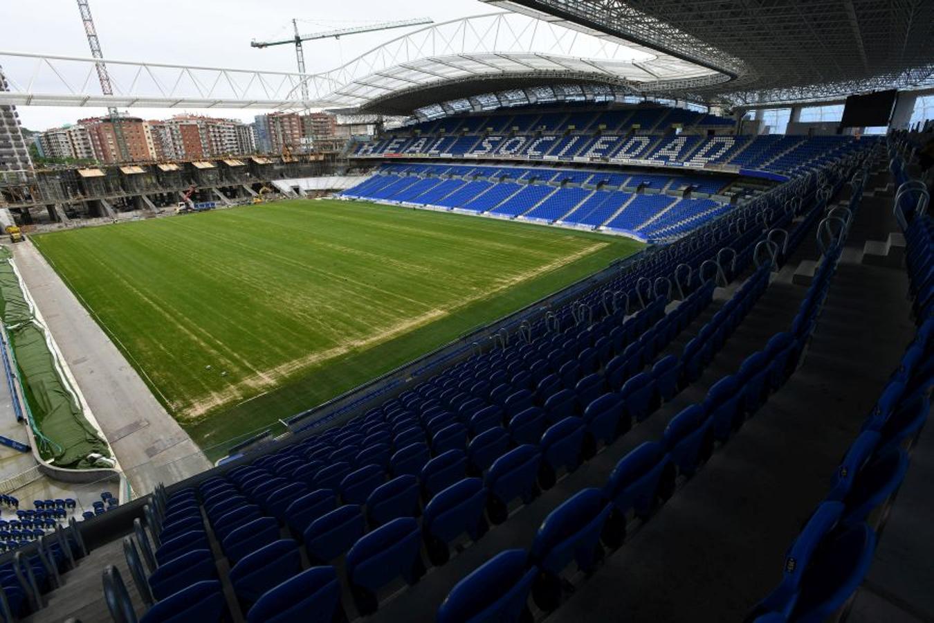 La futura grada familiar va cogiendo forma y los operarios comienzan la construcción del anillo superior de la grada Norte 