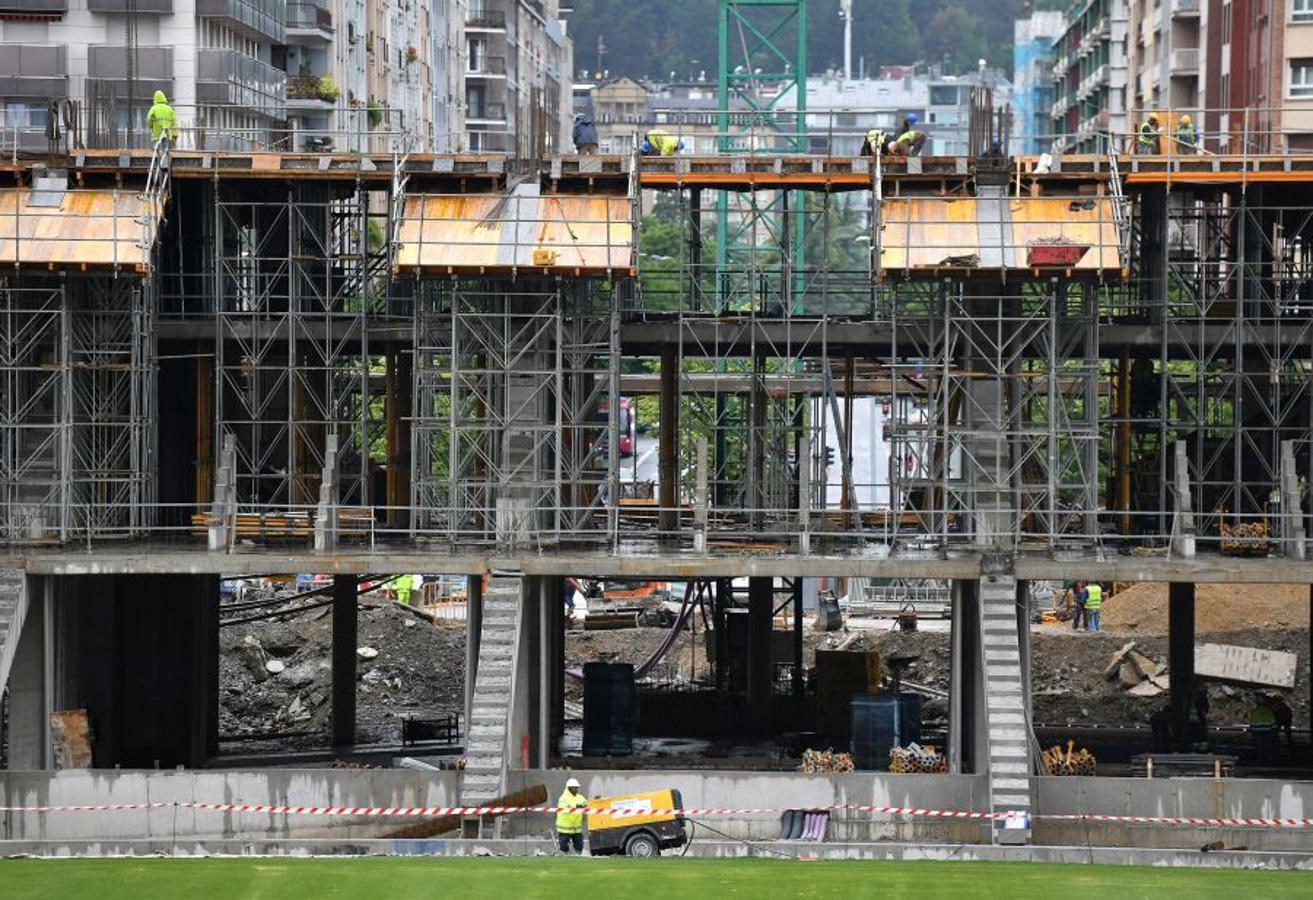 La futura grada familiar va cogiendo forma y los operarios comienzan la construcción del anillo superior de la grada Norte 