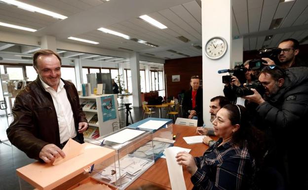 Javier Esparza, candidato de Navarra Suma, emite su voto en un colegio electoral de Aoiz