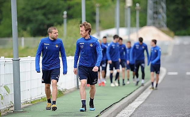 Illarramendi y Zurutuza, dos de los capitanes de la Real Sociedad, en uno de los caminos de Zubieta. Esta no se sabe si es una de las vías romanas... 