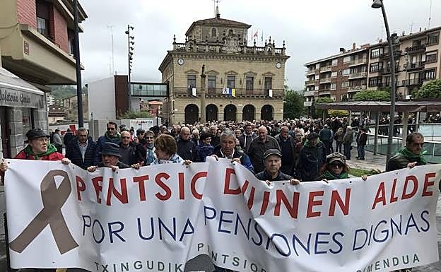 Protesta de jubilados y pensionistas este lunes frente al Ayuntamiento de Irun.