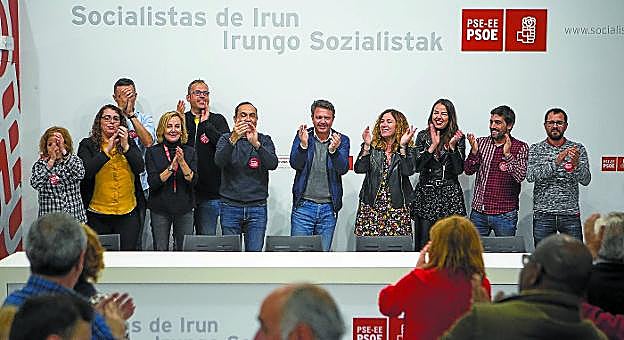 José Antonio Santano celebra en la Casa del Pueblo con su equipo y con los afiliados y simpatizantes del PSE-EE la victoria de los socialistas de Irun. 