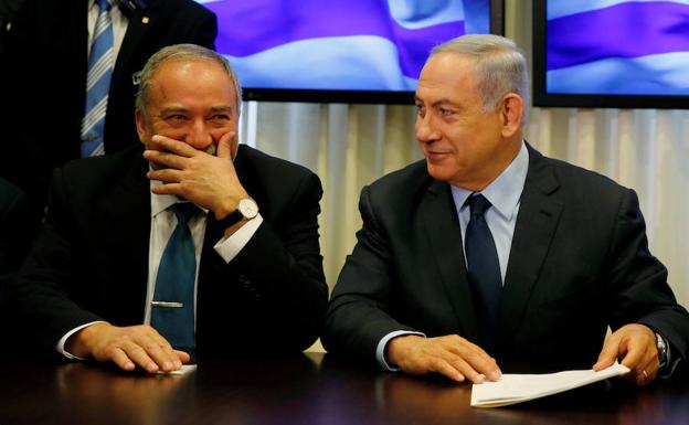 Lieberman y Netanyahu, cuando firmaron su último acuerdo de coalición, en 2016. 
