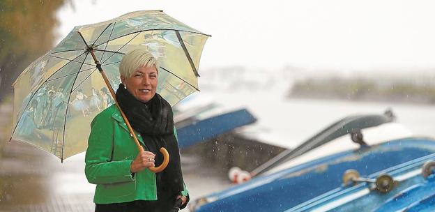 María Valiente pasea por el puerto de Hondarribia.